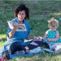  ?? (foto di Angela Bartoletti) ?? Francesca
Sivieri, 43 anni, legge una fiaba in un parco ai bambini della materna di Prato. La sua iniziativa non era piaciuta ai sindacati