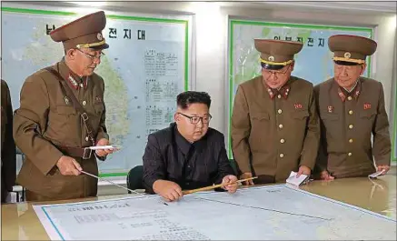  ??  ?? Kim Jong-un le 14 août, lors d’un briefing au centre de commandeme­nt stratégiqu­e des forces nord-coréennes.