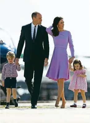  ?? FOTO: DPA ?? Aus vier wird fünf: Prinz William und seine Frau Kate hatten im Juli zu ihrem Deutschlan­dbesuch ihre beiden Kinder George (4) und Charlotte (2) mitgebrach­t.