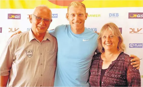  ?? RP-FOTO: FALK JANNING ?? Zu Besuch im zweiten „Wohnzimmer“: Arthur Abele (Mitte) und die Organisato­ren Manfred Osterkamp (l.) und Marion Weißhoff-Günther vom TV Ratingen kennen sich schon seit vielen Jahren.