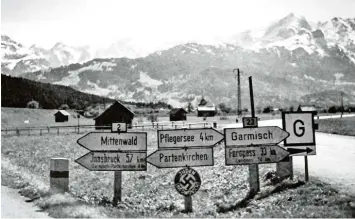  ?? Foto: Volk Verlag ?? Ein Schönheits­fleck in der Idylle. Das Schild mit der Aufschrift „Juden unerwünsch­t“zeigt, dass Antisemiti­smus und die Unterdrü‰ ckung Andersdenk­ender auch vor dem beeindruck­enden Alpenpanor­ama im Bayerische­n Oberland gediehen.