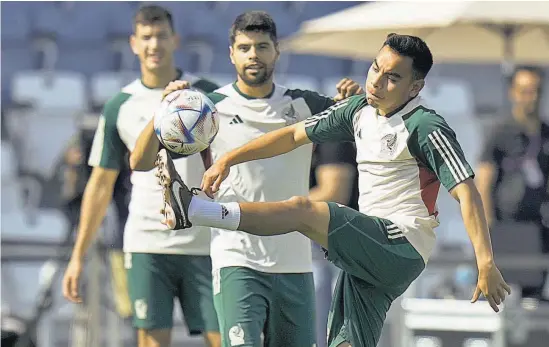  ?? ?? Carlos Rodríguez durante la práctica del selecciona­do mexicano. Los aztecas van por la victoria contra Argentina hoy en el mundial de Catar.