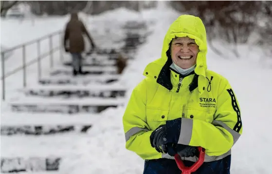  ?? FOTO: TIMO KARI ?? ”Vi jobbade med den här trappan
■ hela gårdagen. Och i morse när vi kom var den helt igensnöad”, säger Peggy Heikkinen när hon tar en kort rast i Ulrikasbor­g. När HBL träffar henne har snön piskat mot hennes kinder i snart tolv timmar, men hon är ändå på gott humör. "Jag känner mig lite zen, vi rår bara inte för vädret", säger hon.