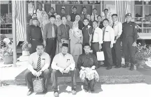  ??  ?? ROMBONGAN lawatan MPGK PPD Telupid dan MGPK PPD Lahad Datu bersama guru-guru SK Tanjung Paras.