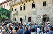  ??  ?? Il cortile L’ingresso della Casa di Giulietta è assiepato di gente tutti i mesi dell’anno