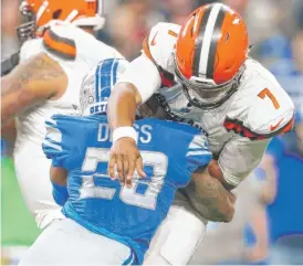 ?? | GETTY IMAGES ?? Browns quarterbac­k DeShone Kizer took a shot to the ribs by blitzing defensive back Quandre Diggs late in the third and didn’t return until late in the game.