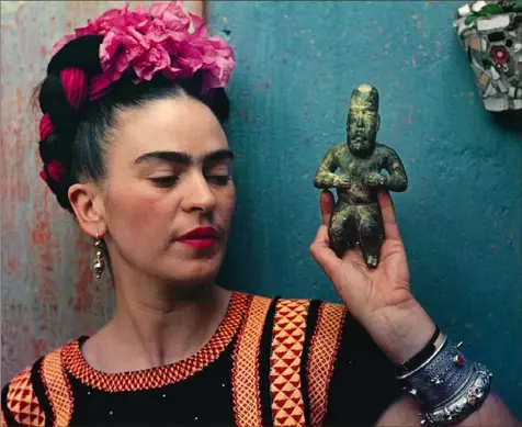  ?? © Nickolas Muray Photo Archives ?? Frida Kahlo poses with an Olmeca figurine in Coyoacán, Mexico, in 1939.