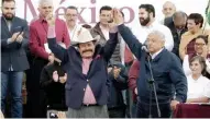  ??  ?? Reiteran. AMLO y Guadiana recibieron consignas pidiéndole­s ser presidente de México y gobernador de Coahuila, respectiva­mente.