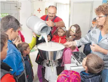  ?? FOTOS: STEFFEN LANG ?? Neugierige Kinderauge­n beobachten, wie Heinrich Vincon Milch in die Zentrifuge füllt.