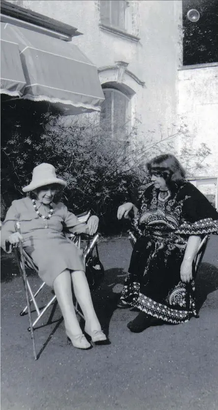  ?? G88KEEPER/WIKIMEDIA COMMONS ?? Author Jean Rhys, left, with Mollie Stoner Velthams in the 1970s. In a new novel. Rhys personifie­s the fading of the British Empire.