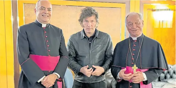  ?? ?? Reunión. Javier Milei junto al Monseñor Guillermo Karcher, oficial de protocolo de la Secretaría de Estado y el monseñor Francesco Canalini.