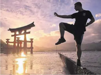  ??  ?? Auf seiner ersten Japanreise suchte Remo vor dem Itsukushim­a-Schrein auf Miyajima seine innere Ruhe.