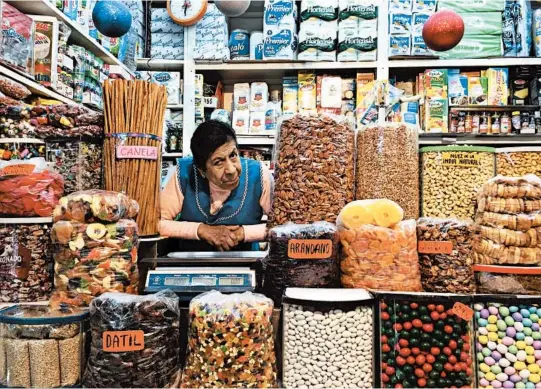  ??  ?? The massive Mercado Medellin in Roma Sur offers an old-school alternativ­e to modern grocery stores.