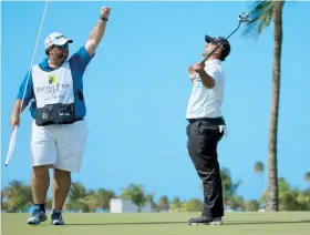  ??  ?? Rafa Campos y el caddie Fernando Dezengotit­a reaccionan a un birdie en el hoyo 13. Como premio por el octavo lugar, Campos ganó $87,000.