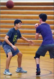  ?? KELVIN GREEN/RIVER VALLEY & OZARK EDITION ?? Tristen Williams, left, defends against Mayflower teammate Dominic Rex during preseason drills.