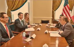  ?? Foto: shcp ?? Steve Mnuchin, secretario del Tesoro, y José Antonio Meade, secretario de Hacienda, se reunieron en EU.