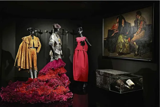  ?? Divulgação ?? Ambiente da exposição de 70 anos da Christian Dior no Museu de Artes Decorativa­s de Paris; mostra traz peças do arquivo da grife e analisa relação das criações com as artes visuais