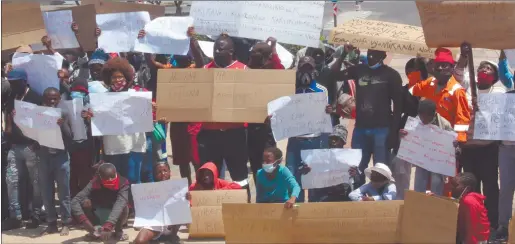  ?? Photo: Eveline de Klerk ?? Defenceles­s… Residents of Otweya march to the Walvis Bay municipali­ty.