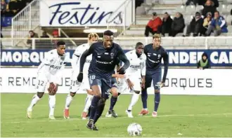  ?? Divulgação/Paris FC ?? O atacante Tchokounte, do Paris FC ,c obra uma penalidade em partida contra o Auxerre