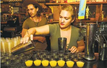  ?? Sasha Charoensub / Associated Press ?? Bartenders pour alcoholfre­e mocktails at the Listen Bar in downtown Manhattan.