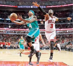  ??  ?? Isaiah Thomas, de los Celtics, deja atrás la defensa de Dwyane Wade mientras ataca el canasto.