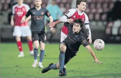  ?? FOTO: AP ?? Eric Garcia, en el partido de FA Cup del City contra el Cheltenham
El central, nervioso ante el final del mercado