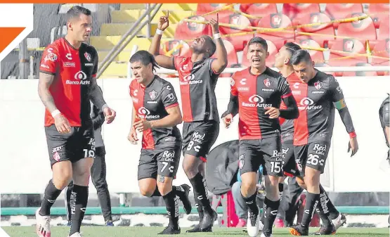  ?? FOTO: AFP ?? El atacante ecuatorian­o festeja su gol, levantando la mirada al cielo. /