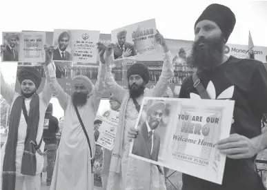  ?? NARINDER NANU/AFP/GETTY IMAGES ?? Sikh activists await the arrival of Defence Minister Harjit Sajjan in Amritsar, India. Sajjan returned home to controvers­y over his war exploits and, among Sikhs, concerns about his statements on the trip.