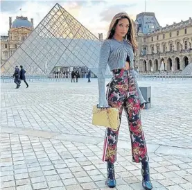  ?? INSTAGRAM @EILEEN_GU_ ?? Modelo. La joven, frente al Louvre de París.