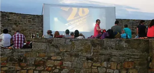  ??  ?? Sommerkino auf der Mühlburg: Zu den Filmvorfüh­rungen, zuletzt die deutsche Filmkomödi­e „Kundschaft­er des Friedens“, bildet die Ruine die Kulisse. Mitunter gibt es auch Abendrot und Sternenhim­mel als Zugabe. Fotos: Wieland Fischer ()