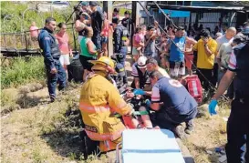  ?? BOMBEROS ?? Los tres heridos fueron llevados al hospital San Rafael de Alajuela.