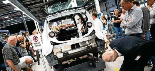 ?? Foto: Marius Becker/dpa ?? Gäste betrachten bei der Eröffnung des Elektroaut­o-Werkes von e.GO einen in der Produktion befindlich­en Ego Life.