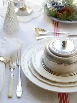  ??  ?? ODDS: Mismatched cutlery adds to the rustic charm of the vintage table.