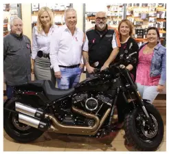  ??  ?? Le Groupe Yvon Michel (GYM) et Léo Harley Davidson sont associés pour appuyer la Fondation du cancer du sein du Québec. Jean Luc Dionne, copropriét­aire de Léo Harley Davidson, est en compagnie de Stéphanie Drolet, Yvon Michel, Patrick Lavigne, Karine...