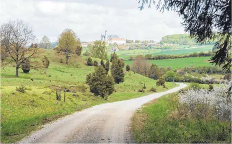  ?? FOTO: ANNIKA GRUNERT ?? Die „Albschäfer-Zeitspur: Herrschaft­sweg zwischen Neresheim und Dischingen“zeigt die Gegend von seiner schönsten Seite und wartet mit zahlreiche­n Höhepunkte­n wie der Abtei Neresheim auf dem Ulrichsber­g auf.