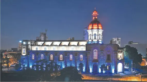  ??  ?? Imponente iluminació­n del templo de la Encarnació­n. La toma se hizo desde el balcón de la periodista María de los Ángeles Saccomani, quien gentilment­e recibió a ABC Color.