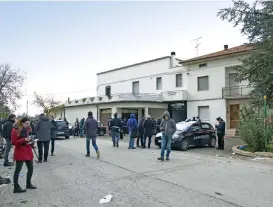  ?? (AFP) ?? Police officers in front of the entrance of the Lanterna Azzurra concert hall in Corinaldo on Saturday