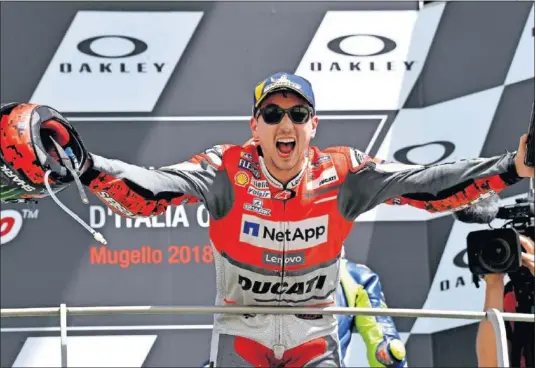  ??  ?? FELIZ. Jorge Lorenzo logró el domingo en Mugello su primera victoria con el equipo Ducati y lo celebró como si de un título se tratase.