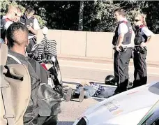  ??  ?? Zatčení podezřeléh­o Španělští policisté nad spoutaným mužem. Jednoho útočníka údajně zastřelili, druhého dopadli živého. Foto: ČTK