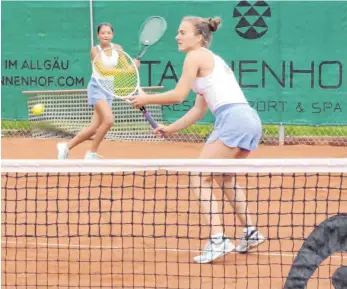  ?? FOTO: JOCHEN DEDELEIT ?? Der TC Bludenz setzt auf den Nachwuchs: Sara Yigin (vo.) spielte mit der 13-jährigen Sydney Stark.