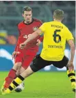  ?? FOTO: DPA ?? Statt gegeneinan­der spielen Lars und Sven Bender (re.) jetzt wieder Seite an Seite.