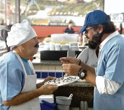  ?? Reprodução ?? Ivo Holanda (à esq.) e Carlinhos Aguiar em cena de câmera escondida que foi gravada recentemen­te, em uma lanchonete; após anos, a dupla volta a fazer pegadinhas junta