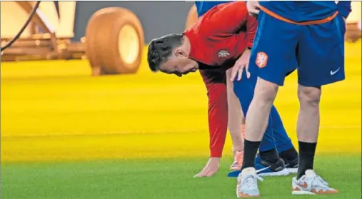  ?? ?? Louis van Gaal comprueba el estado del césped del estadio Al Zumama antes del entrenamie­nto.