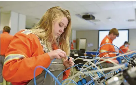  ?? FOTO: BECKERBRED­EL ?? Lena Wagner arbeitet konzentrie­rt im Saarstahl-Ausbildung­szentrum in Völklingen. Später möchte sie in einem Walzwerk arbeiten.