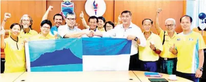  ??  ?? PENGARAH MSN Sabah, Terrance Edward Pudin (lima dari kiri) menyerahka­n bendera Sabah kepada Pengurus Pasukan David William di KBS Sabah di Wisma Muis Kota Kinabalu. Turut berama adalah Aliudin (tengah) dan sebahagian daripada anggota kontinjen SAMAS.