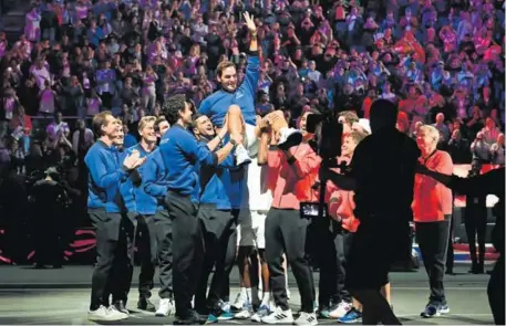  ?? AFP ?? Federer no pudo contener las lágrimas. Emocionado agradeció los esfuerzos de su madre y la presencia de sus amigos en su último partido.