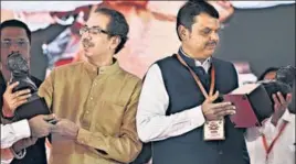  ?? ■ Maharashtr­a CM Devendra Fadnavis (right) and Shiv Sena chief Uddhav Thackeray during the 86th birth anniversar­y of late Mathadi leader Anna Saheb Patil in Navi Mumbai on September 25. BACHCHAN KUMAR/HT FILE ??