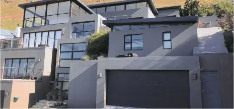  ??  ?? SET against the mountain overlookin­g Simon’s Town and Froggy Pond, this multi-level property includes a guest apartment and a separate self-contained one-bedroom flat.