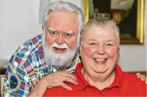  ?? Foto: Szilvia Izsó ?? Wilfried Gliem (links) und Wolfgang Schwalm sind seit 1989 als „Wildecker Herzbuben“bekannt. Zum Interview im Hotel am Ring in Nördlingen kamen sie ohne ihre be rühmten Uniformen. Dass sie Konzerte in kleineren Gemeinden – wie gestern in Forheim –...