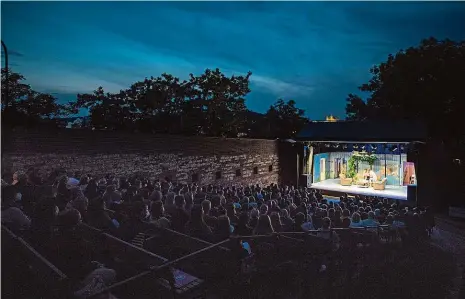  ?? Foto: Michal Turek, MAFRA ?? Výhled na jeviště a zároveň na Pražský hrad mají návštěvníc­i Letní scény Vyšehrad. Studio Dva tam hraje například komedii Tři grácie z umakartu se Zlatou Adamovskou, Ilonou Svobodovou a Anežkou Rusevovou.